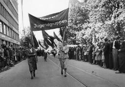 1. Mai-Umzug: Marsch der "Arbeiter-Jugendgruppen" mit Fahnen