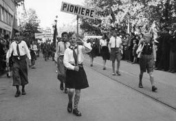 1. Mai-Umzug: Marsch der Kindern mit Tafel "Pioniere"