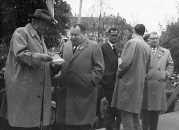 1. Mai-Umzug: Männer diskutierend (u.a. Otto Schütz)