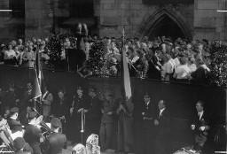 1. Mai-Umzug: Musizierende im Müsterhof, Dirigent und Chor, Zürich, um 1950