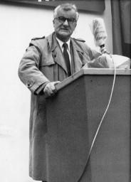 1. Mai-Umzug: Redner eine Ansprache haltend