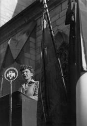 1. Mai-Umzug: Rednerin im Münsterhof eine Ansprache haltend