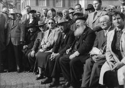 1. Mai-Umzug: Zuhörer der 1.Mai-Rede im Münsterhof, u. a. Edy Meyer, 3. v. r.