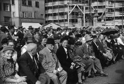 1. Mai-Umzug: Zuhörer der 1.Mai-Rede im Münsterhof