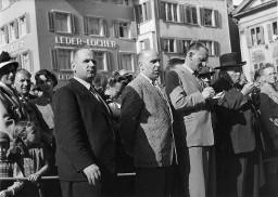 1. Mai-Umzug: Zuhörer der 1.Mai-Rede im Münsterhof