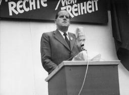 1. Mai-Umzug: Redner im Münsterhof Ansprache haltend