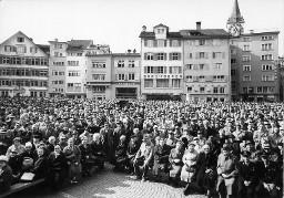 1. Mai-Umzug: Zuhörer der 1.Mai-Rede im Münsterhof