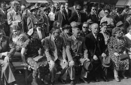 1. Mai-Umzug: Zuhörer der 1.Mai-Rede im Münsterhof