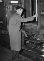 Hermann Oldani in den Zug nach Bellinzona einsteigend