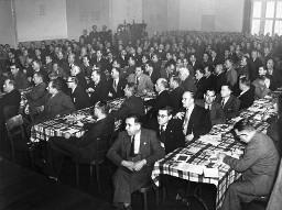 Jahresdelegiertenversammlung des kantonalen Gewerkschaftskartell am 17. Dezember 1950 ; die Delegierten einer Rede zuhörend