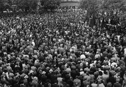 Kundgebung zum Ende des Zweiten Weltkriegs am 8. Mai 1945 auf dem Helvetiaplatz, grosse Menschenmenge einem Redner zuhörend