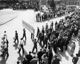 1. Mai-Umzug ; Mitglieder der V.P.O.D. Sektion Zürich marschieren ; Trommler führen den Zug an