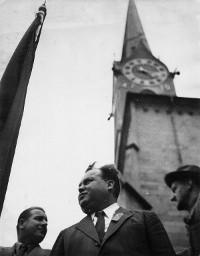 Otto Schütz vor der Fraumünsterkirche in Zürich stehend