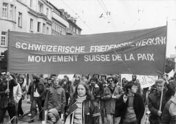 Demonstrationszug mit Plakat "Schweizerische Friedensbewegung ;  mouvement suisse de la paix"