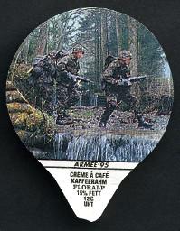 Armee '95 Kaffeerahmdeckeli: Soldaten im Wald über Gewässer schleichend