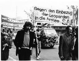 Demonstration der SAP (Sozialistische Arbeiter Partei) mit Transparenten