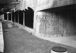 Strassenbau "Wasserwerkstrasse", Unterführung mit Wandgraffiti: "Alle Macht der Käseunion...Lech z(?)"