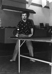 Verschiedene Aktivitäten - Jugendlicher beim Ping-Pong-Spiel
