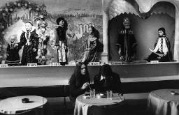 Zwei Jugendliche am Kaffee-Tisch, im Hintergrund Theater-Puppen - Drahtschmidli