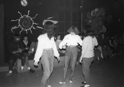 Veranstaltung "Canasta", Jugendliche beim Tanzen - "Sihlquai-Träff" (März 1982)
