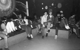 Veranstaltung "Canasta" - "Sihlquai-Träff" (März 1982) - Gruppe von Jugendlichen auf einer Eckbank