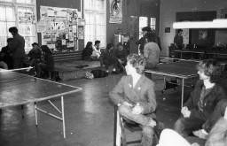 Veranstaltung "Canasta" - "Sihlquai-Träff" (März 1982) - Jugendliche im Foyer mit Ping-Pong-Tischen