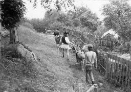 Jugendliche unterwegs mit Gepäck und Esel - "Hängerlager" in Mergoscia (1983)