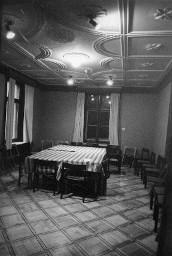 Grosser Saal mit Tischen und Stühlen in der Villa Schindlergut  (1980)
