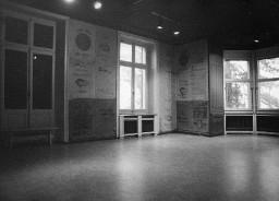 Leerer Saal in der Villa Schindlergut, Wände sind tapeziert (1980)