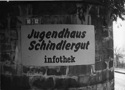 Eingangsschild zum "Jugendhaus Schindlergut infothek"  (1981)