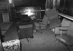 Aufräumarbeiten nach Schliessung der Villa Schindlergut: Durchwühlter Raum mit Sesselgarnituren (Juni 1978)