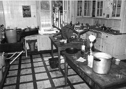 Aufräumarbeiten nach Schliessung der Villa Schindlergut: Komplett zugestellte und verdreckte Küche (Juni 1978)