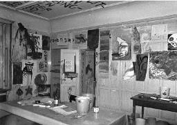 Aufräumarbeiten nach Schliessung der Villa Schindlergut: Werk- und Bastelraum, an der Wand gemalte Bilder, Schmierereien und Graffiti (Juni 1978)