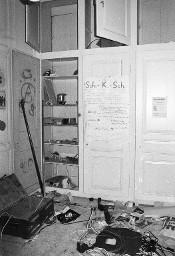 Aufräumarbeiten nach Schliessung der Villa Schindlergut: Durchwühlter Raum, verschmierte Türen, Plakate, auf dem Boden stapelt sich der Abfall (Juni 1978)