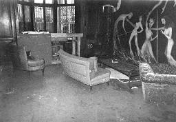 Aufräumarbeiten nach Schliessung der Villa Schindlergut: Wohnraum, Sofas; im Hintergrund steht eine Musikanlage (DJ-Pult); Grossflächiges Wandgemälde - Teufel mit nackten Frauen (Juni 1978)