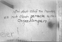 Parole  bzw. Drohung auf Hauswand: "Hört doch auf zu heulen, es hat doch gerade erst angefangen!" (ca. 1982)