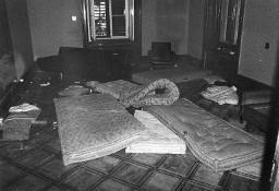 Aufräumarbeiten nach Schliessung der Villa Schindlergut: Durchwühlter der Raum, der den Jugendlichen als Schlafstelle gedient hat. Am Boden liegen Matratzen, Kissen und Abfall (Juni 1978)