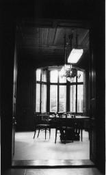 Herrschaftlicher Raum in der Villa Schindlergut, Wände und Decken sind mit einer Holzverkleidung ausgestattet, im Zentrum steht ein Tisch mit Stühlen (c.a. 1981)