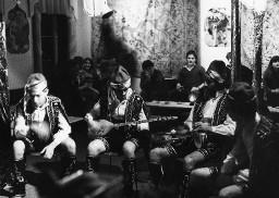Jugendliche beim Musizieren, ausländische Folkloregruppe - "Musikimprovisation September  1977"