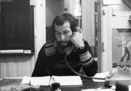 Jugendlicher (vielleicht auch der Sozialarbeiter) im Büro der Villa Schindlergut beim Telefonieren  (1980)