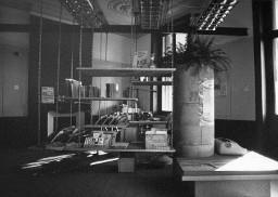 Saal mit Bücherregal in der Villa Schindlergut (1980)