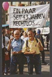 Röbi Rapp und Ernst Ostertag auf einer Demonstration fürs Partnerschaftsgesetz (18.09.1999, Bern) – "Ein Paar seit 43 Jahren, rechtlos..."