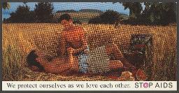 "We protect ourselves as we love each other. STOP AIDS", zwei Männer beim Picknicken in einem Feld (um 2000)