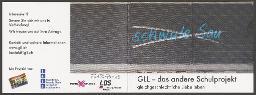 Vorderseite (rechts): "Schwule Sau!" (durchgestrichener Text auf einer Wandtafel), "GLL - das andere Schulprojekt – gleichgeschlechtliche Liebe leben"; Hinterseite (links): Kontaktangaben, Sponsoren – Werbeflyer der Arbeitsgruppe GLL (später ABQ) für das eigene Aufklärungsprogramm in Schulen (um 2010)