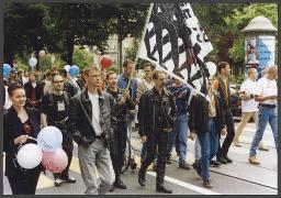 Christopher-Street-Day (CSD) 1995 (24.06.1995, Zürich) – Demonstrierende der Arbeitsgruppe Loge 70: Club der Ledermänner; Ballons mit dem Aufdruck: "Stop SIDA" ('Stop AIDS')