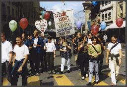 Vermutlich die Demonstration "Gleiche Liebe - Gleiche Rechte / Ja, wir wollen" (18.06.1999, Bern) – "Gleiche Rechte auch für unsere Tochter + Schwiegertochter", "Gleiche Rechte Jetzt"