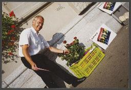 Aktion der HAZ vor dem Stadthaus: "gleiche Rechte jetzt" (um 1995, Zürich) – HAZ-Präsident Peter Steiner, "powered by HAZ"