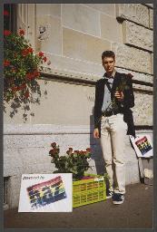 Aktion der HAZ vor dem Stadthaus: "gleiche Rechte jetzt" (um 1995, Zürich) – HAZ-Sekretär Jen Haas, "powered by HAZ"