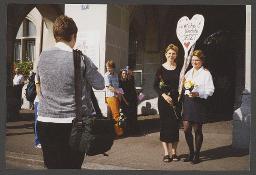 Aktion der HAZ vor dem Stadthaus: "gleiche Rechte jetzt" (um 1995, Zürich) – Herzstab: "Gleiche Rechte Jetzt"
