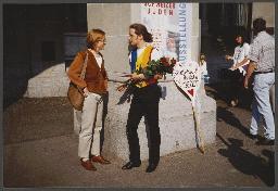 Aktion der HAZ vor dem Stadthaus: "gleiche Rechte jetzt" (um 1995, Zürich) – Herzstab: "Gleiche Rechte Jetzt"